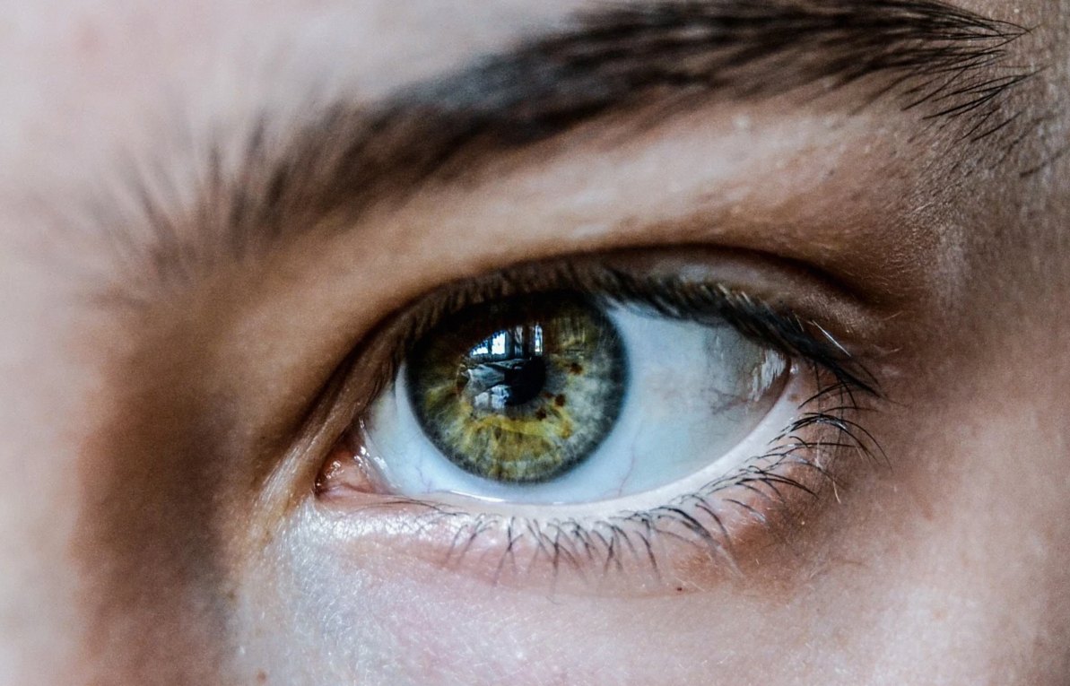 Primer plano de diseño de cejas en un estudio de estética